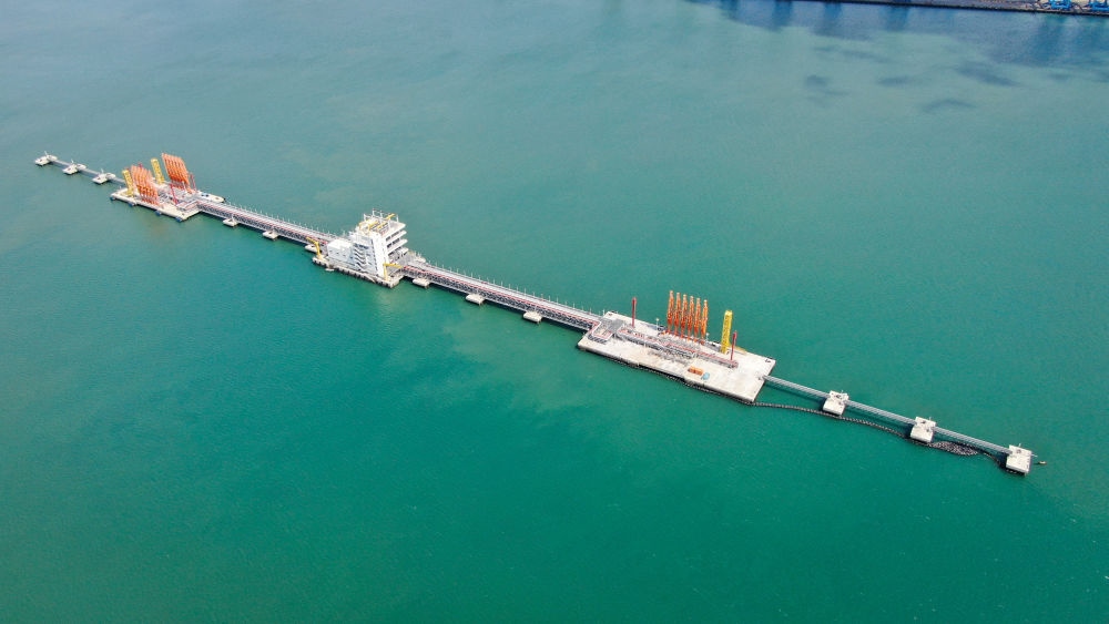 這是肯尼亞蒙巴薩油碼頭（2023年9月20日攝，無人機(jī)照片）。新華社發(fā)（中國交通建設(shè)股份有限公司肯尼亞蒙巴薩新建油碼頭項(xiàng)目部供圖）