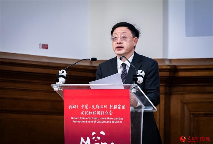 四川省文化和旅游廳廳長戴允康作文化旅游推介。人民網(wǎng) 郭錦標(biāo)攝