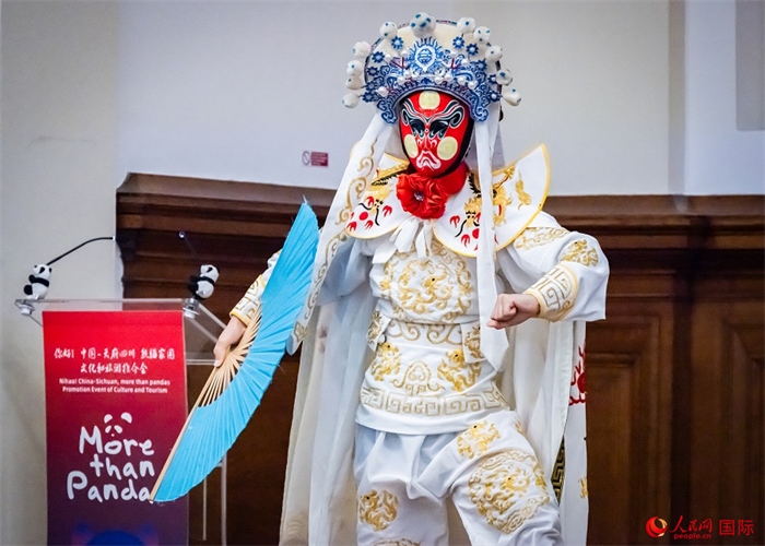 川劇絕活變臉表演。人民網(wǎng) 郭錦標(biāo)攝