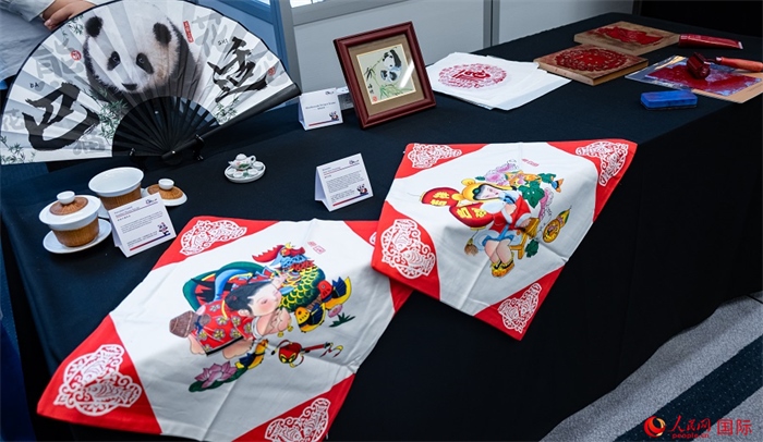 活動現(xiàn)場的現(xiàn)場文創(chuàng)展、互動體驗區(qū)、非遺區(qū)展示。人民網(wǎng) 郭錦標(biāo)攝