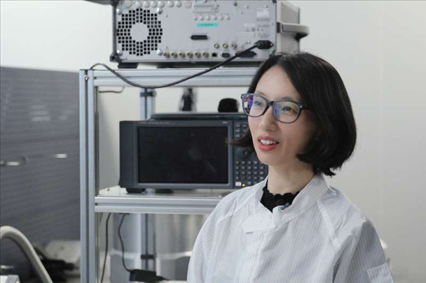 李婧在中國科學(xué)院紫金山天文臺毫米波和亞毫米波技術(shù)實(shí)驗(yàn)室。（受訪者供圖）