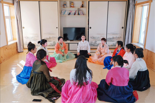 2023年6月，楊麗娜（后中）對擔(dān)任民宿管家的光東村村民們進(jìn)行標(biāo)準(zhǔn)化培訓(xùn)。（新華社記者金津秀攝）