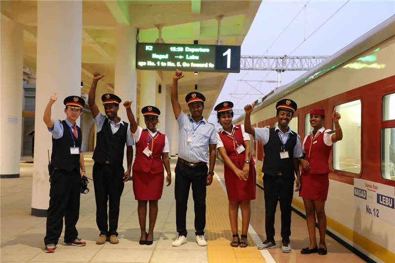 中埃員工組成的亞吉鐵路運(yùn)營團(tuán)隊(duì)。 中國土木工程集團(tuán)有限公司供圖