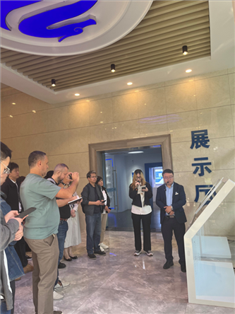 （在文瀾智谷中試產(chǎn)業(yè)基地，中外記者深入了解科技轉(zhuǎn)化情況 趙橙涔攝）