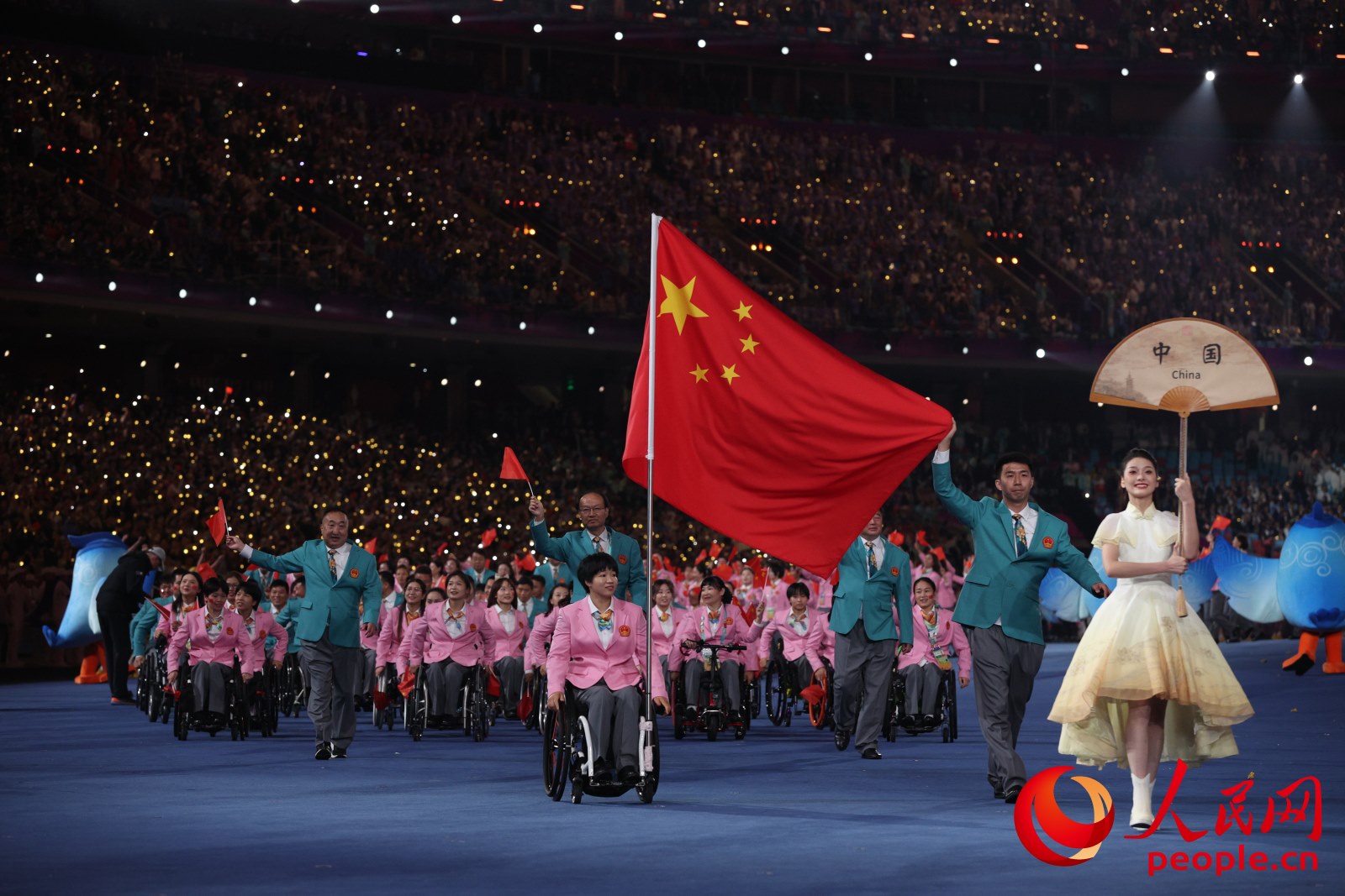 開(kāi)幕式上，中國(guó)體育代表團(tuán)入場(chǎng)。人民網(wǎng) 周靜圓攝