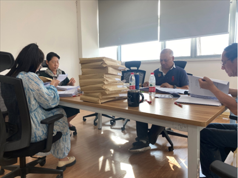 北京交通大學(xué)退休教師田立年與當(dāng)?shù)貛熒谝黄?。校方供圖