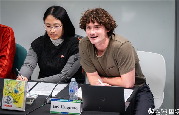 4、英國漢學(xué)家沈如風(fēng)對中國文學(xué)譯作的未來充滿期待。郭錦標(biāo)攝