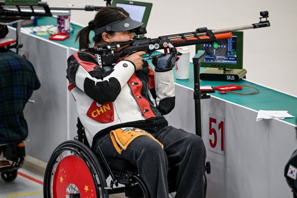 10月23日，杭州第4屆亞殘運(yùn)會(huì)射擊(R2)SH1級(jí)女子10米氣步槍立射資格賽舉行。圖為中國(guó)隊(duì)選手張翠平在比賽中。圖片來(lái)源：杭州亞殘組委