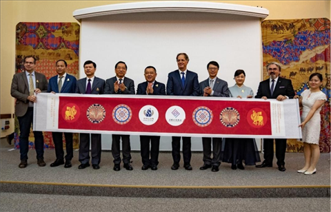 “絲路綺粲—中國絲綢藝術(shù)展”開幕式在匈牙利首都布達佩斯舉行。布達佩斯中國文化中心供圖