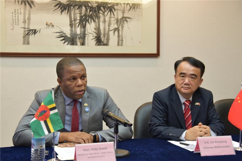 多公共工程部部長格蘭特（左一）向與會記者介紹赴華參會情況。駐多米尼克使館供圖