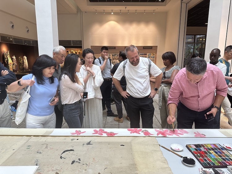 首屆國際傳播“絲路獎”獲獎代表等在廣州市荔灣區(qū)永慶坊參加文化交流活動。楊爍壁、王燕攝影報道