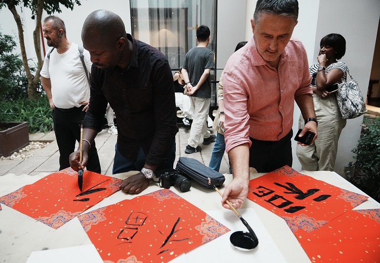 首屆國際傳播“絲路獎”獲獎代表等在廣州市荔灣區(qū)永慶坊參加文化交流活動。楊爍壁、王燕攝影報道