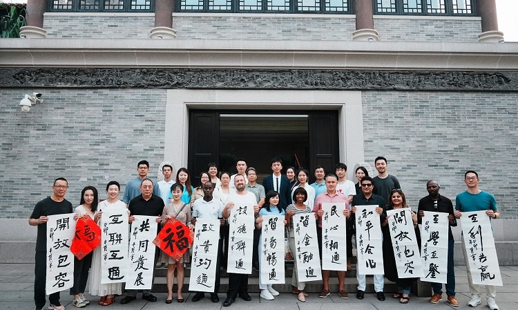 首屆國際傳播“絲路獎”獲獎代表等在廣州市荔灣區(qū)永慶坊參加文化交流活動。楊爍壁、王燕攝影報道