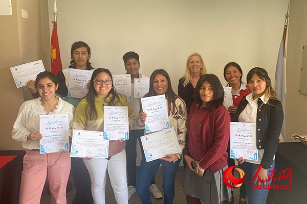 社區(qū)工作專家莫伊拉（后排右二）向“中文工坊”第二期培訓(xùn)班部分結(jié)業(yè)學(xué)員頒發(fā)由薩爾塔省教育部簽發(fā)的結(jié)業(yè)證書(shū)。人民網(wǎng)記者 吳思萱攝