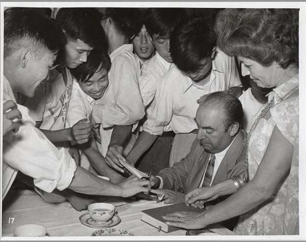 諾貝爾文學(xué)獎(jiǎng)得主巴勃羅·聶魯達(dá)與中國(guó)青年在一起（資料圖片）。中國(guó)美術(shù)館供圖