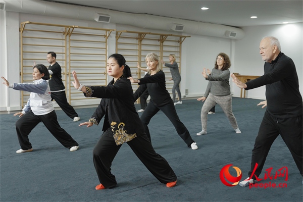 阿根廷武術(shù)俱樂(lè)部協(xié)會(huì)副會(huì)長(zhǎng)陳敏正在教學(xué)。人民網(wǎng)記者 張若涵攝