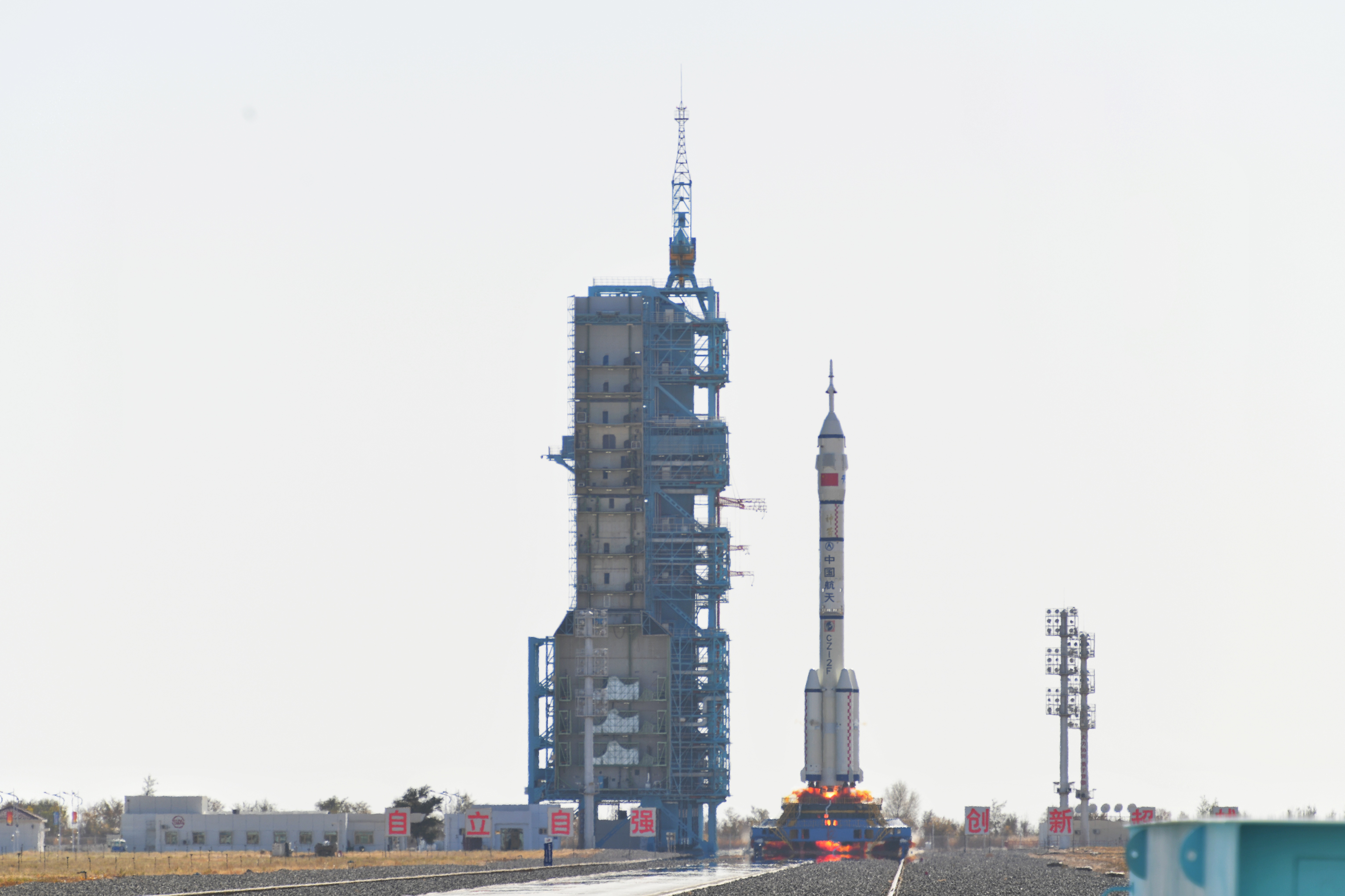 神舟十七號載人飛船發(fā)射升空震撼瞬間。人民網(wǎng) 張啟川攝