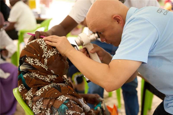 醫(yī)療隊為當?shù)鼗颊吡x診。中國援桑醫(yī)療隊供圖