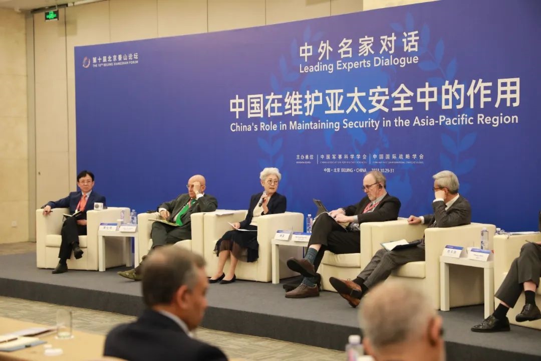 傅瑩（左三）反駁邁克爾·史文（左四）。斯基攝