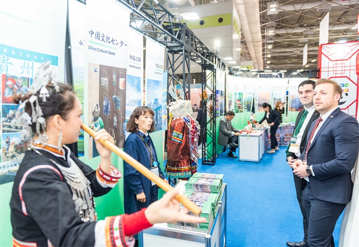 日本國際旅游博覽會中國展館的黎族非遺項目“鼻簫”表演。圖片由中國駐東京旅游辦事處提供