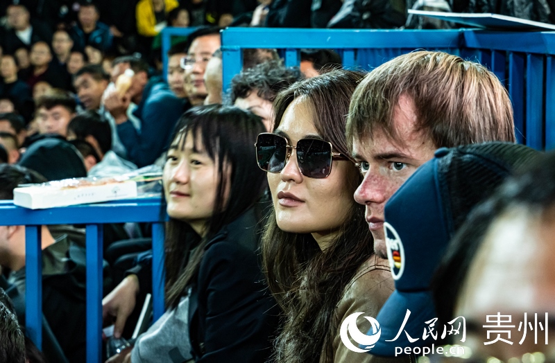 外媒記者走進(jìn)“村BA”決賽現(xiàn)場觀看比賽。人民網(wǎng) 陽茜 攝