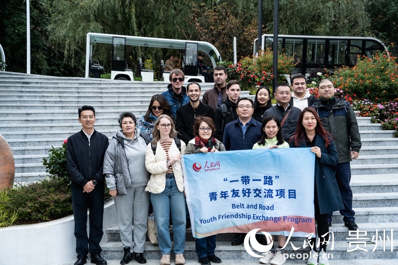 合影留念。人民網(wǎng) 陽茜攝