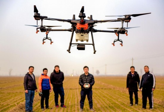 2019年2月25日，無人機教員（右三）在河北省衡水市冀州區(qū)徐莊鄉(xiāng)北榆林村為村民做植保無人機飛行操作技能培訓。新華社記者 李曉果 攝