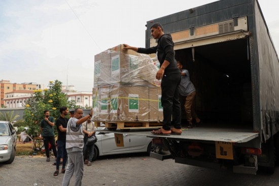  10月29日，工作人員在加沙地帶南部城市汗尤尼斯的一家醫(yī)院搬運(yùn)醫(yī)療援助物資。新華社發(fā)（里澤克·阿卜杜勒賈瓦德攝）