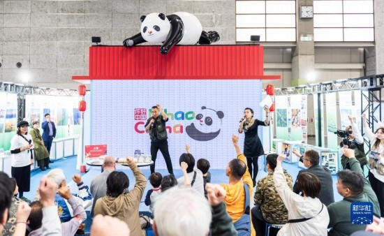  10月29日，游客在日本大阪國(guó)際會(huì)展中心中國(guó)館參與中國(guó)旅游知識(shí)問答活動(dòng)。新華社發(fā)（中國(guó)駐大阪旅游辦事處供圖）