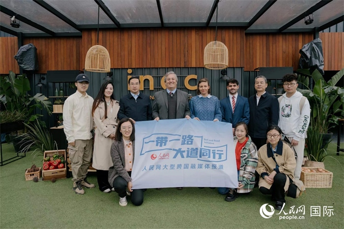 在烏拉圭第118屆普拉多牧農(nóng)業(yè)國際博覽會上，烏拉圭國家肉類協(xié)會主席與人民網(wǎng)記者合影。人民網(wǎng)記者 張若涵攝