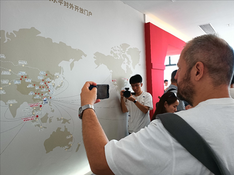 來自波黑的法魯克·博里奇用手機記錄廣州港可以通達到的世界城市與地區(qū)。石青川 攝