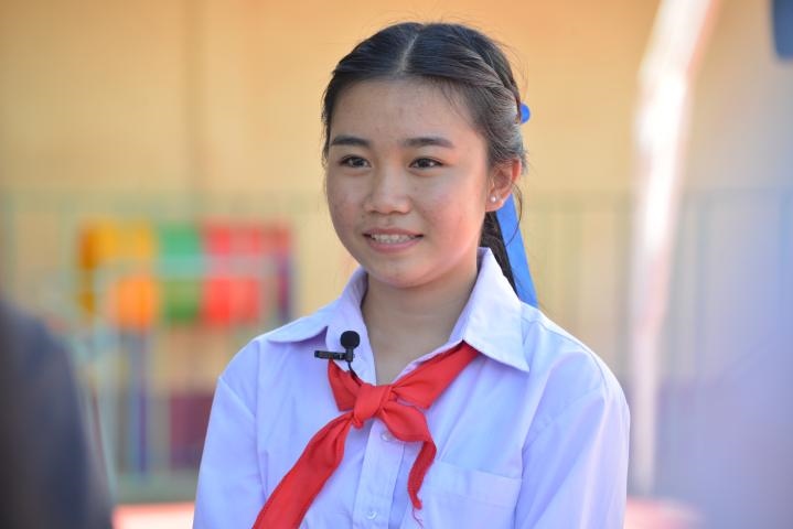 蓬批灣結(jié)束中國之行返回老撾后接受記者采訪。