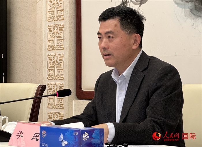 10月31日，歐美同學(xué)會秘書長李民在第五屆中法文化論壇媒體吹風(fēng)會上講話。（人民網(wǎng) 謝瑩攝）