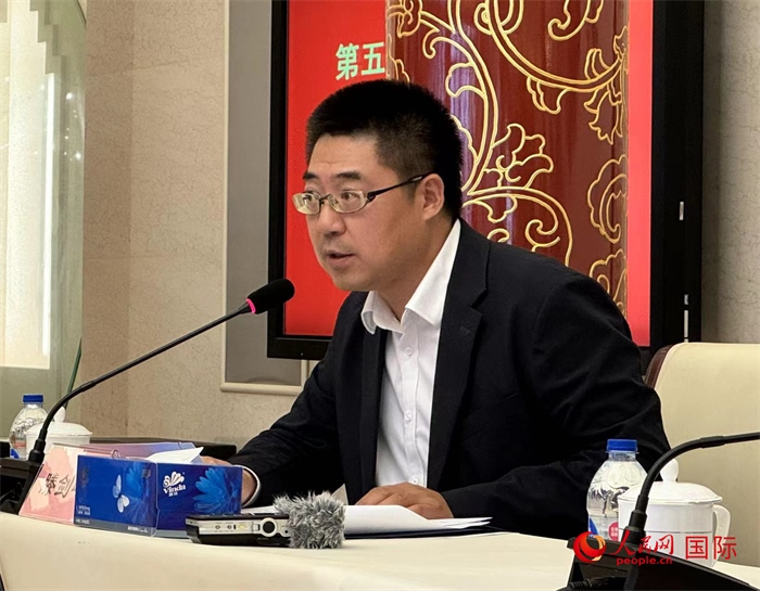 10月31日，歐美同學(xué)會副秘書長滕劍峰在第五屆中法文化論壇媒體吹風(fēng)會上講話。（人民網(wǎng) 謝瑩攝）