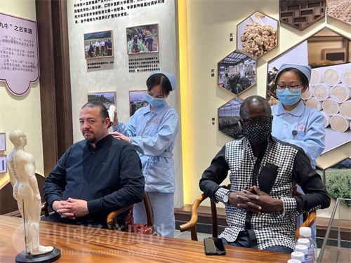  （外媒記者爭先恐后體驗艾灸，直呼神奇。中國經(jīng)濟(jì)周刊記者 郭志強(qiáng) 攝）