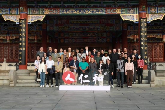 2023“一帶一路”媒體合作論壇聯(lián)合采訪團(tuán)參觀仁和集團(tuán)。（受訪者供圖）