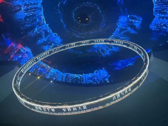 《天釀》演出中，屏幕上展示的歌詞。本報(bào)記者葉子攝