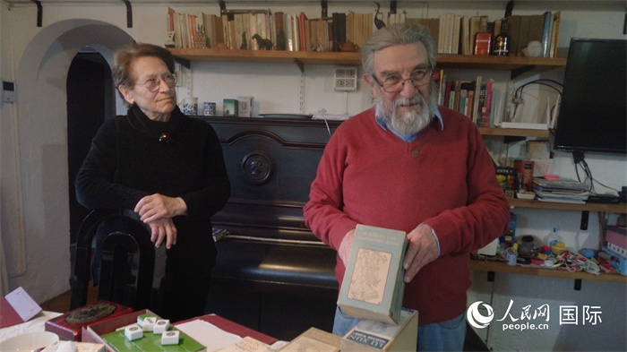 艾麗西亞·奧夫雷貢（左）和馬里奧·帕佐斯向記者展示家中收藏的西班牙語版《紅樓夢》。人民網(wǎng)記者 張若涵攝