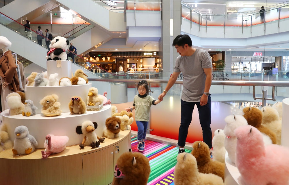 2023年11月2日，顧客在溫暖駝品牌專柜內(nèi)選購。連續(xù)六年參加進(jìn)博會(huì)的秘魯羊駝制品品牌溫暖駝在上海市中心商場開設(shè)了專柜。新華社記者 方喆 攝