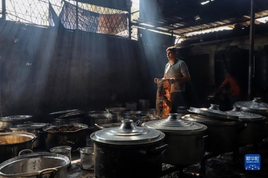 11月3日，在加沙地帶南部城市拉法，人們?cè)诿簹庵袛嗪笥貌窕鹱鲲?。新華社發(fā)（里澤克·阿卜杜勒賈瓦德攝）
