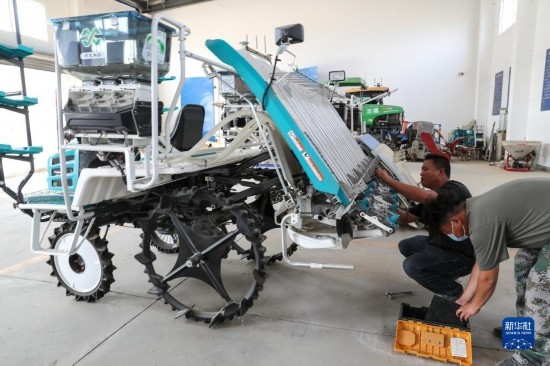 11月4日，技術(shù)員在南通市通州區(qū)十總鎮(zhèn)育民村農(nóng)場保養(yǎng)無人插秧機(jī)設(shè)備。