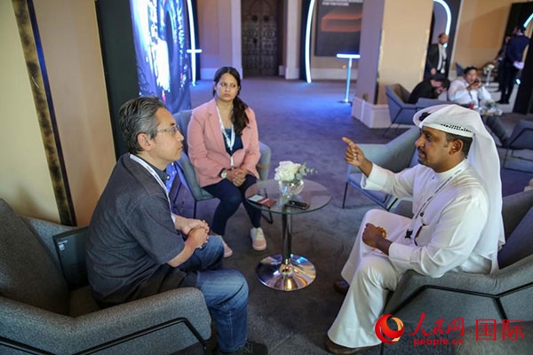 人民網(wǎng)記者采訪迪拜創(chuàng)新企業(yè)家索萊曼·里法伊（右一），索萊曼表示期待加強(qiáng)與中方合作。人民網(wǎng) 塔里克·易卜拉欣 攝