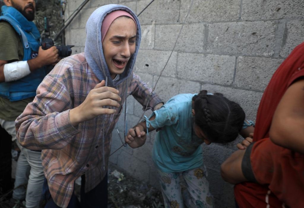 11月6日，人們從加沙地帶中部地區(qū)一處被炸難民營逃離。新華社發(fā)（亞西爾·庫迪攝）