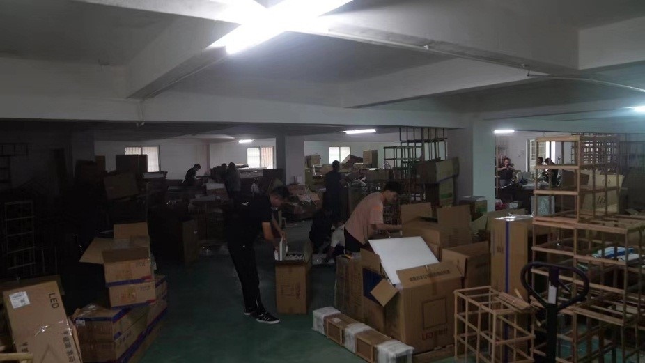 查處倉庫現(xiàn)場(chǎng)。重慶市梁平區(qū)公安局供圖。