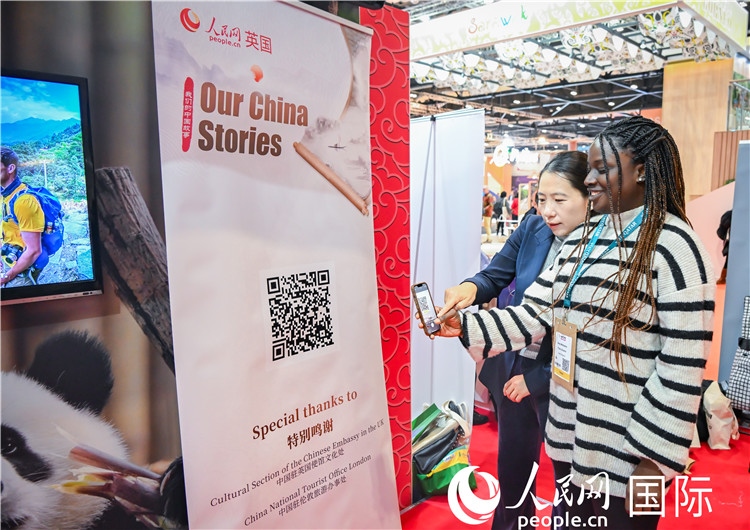 觀眾掃碼《我們的中國故事》系列視頻。人民網(wǎng) 郭錦標(biāo)攝