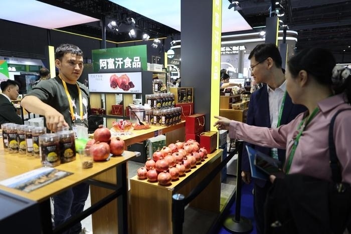 11月6日，在第六屆進(jìn)博會(huì)食品及農(nóng)產(chǎn)品展區(qū)，阿富汗食品吸引參展人員。