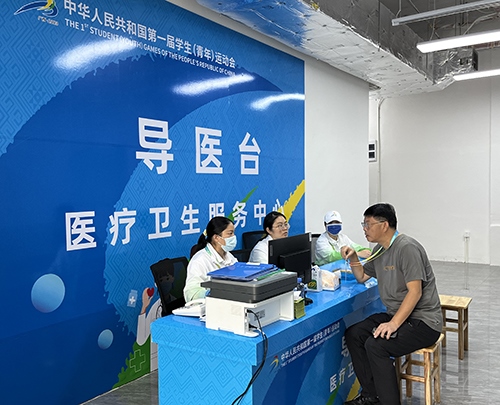 村內(nèi)住客在醫(yī)療衛(wèi)生服務(wù)中心導(dǎo)醫(yī)臺問診。人民網(wǎng)記者 歐興榮攝