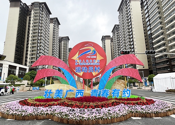 運(yùn)動員村入口處標(biāo)識標(biāo)牌成為極受歡迎的打卡點(diǎn)。人民網(wǎng)記者 歐興榮攝