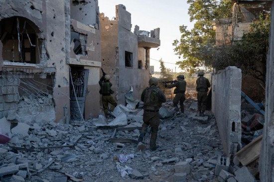 這張以色列國防軍11月12日發(fā)布的照片顯示，以軍地面部隊在加沙地帶北部開展軍事行動。新華社發(fā)