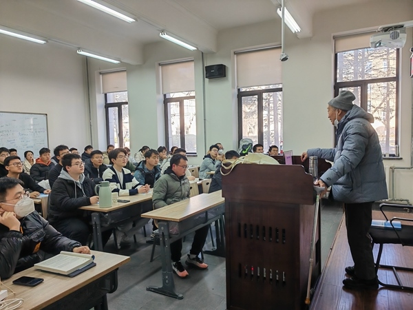 鐘萬勰院士為研究生上課。大連理工大學(xué)供圖